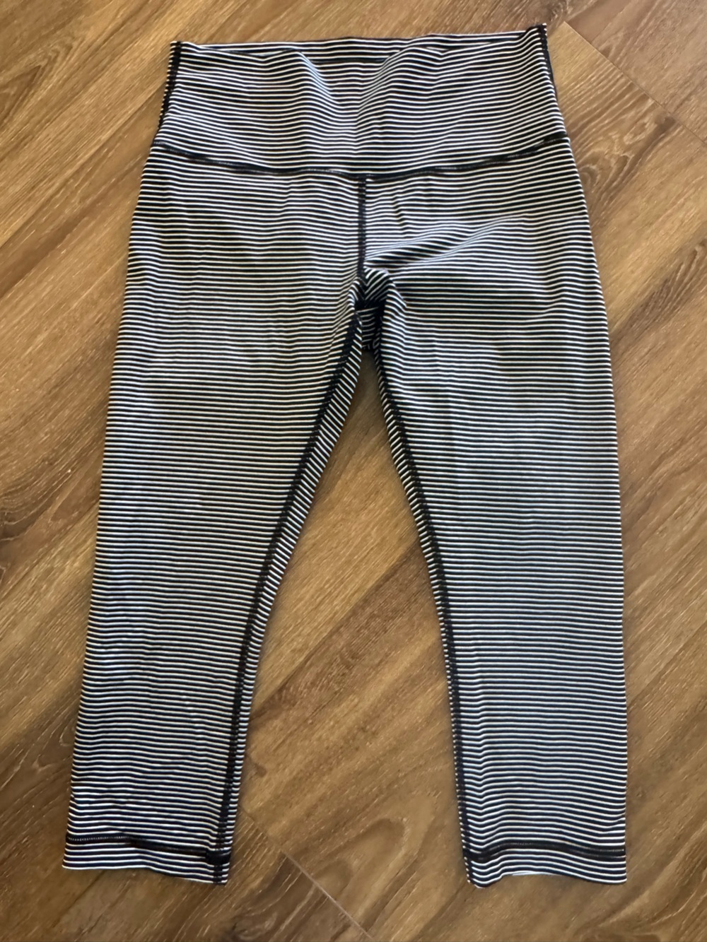 Lululon Black and White Striped crop leggings women’s 10 20”